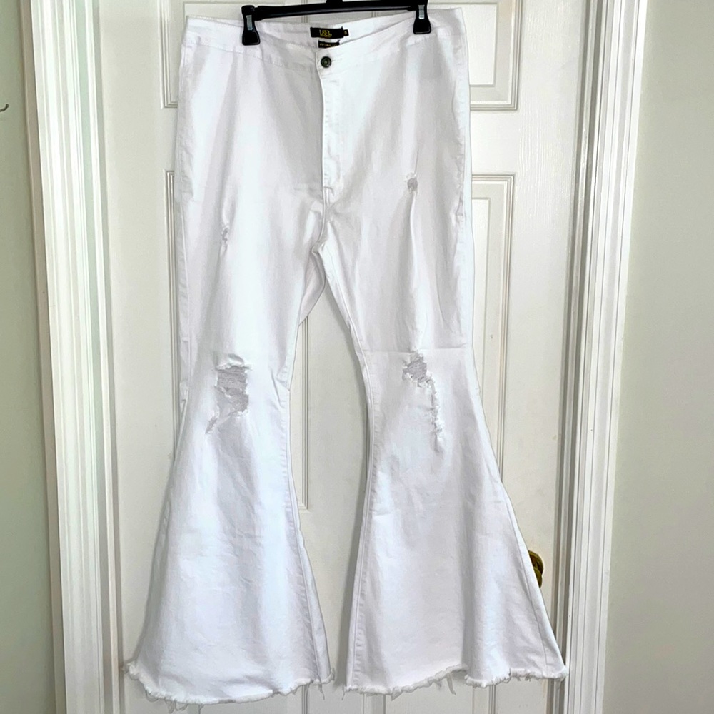 Like new! White Flare Chic Soul Jeans